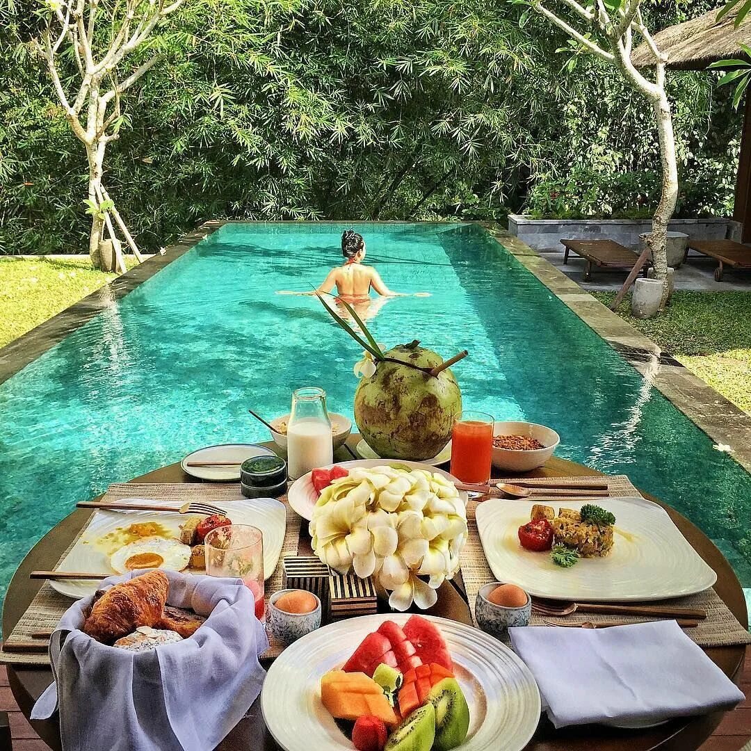 Роскошь эстетика. Ужин у бассейна. Роскошь и богатство. Деньги золото роскошь. Роскошь изобилие.