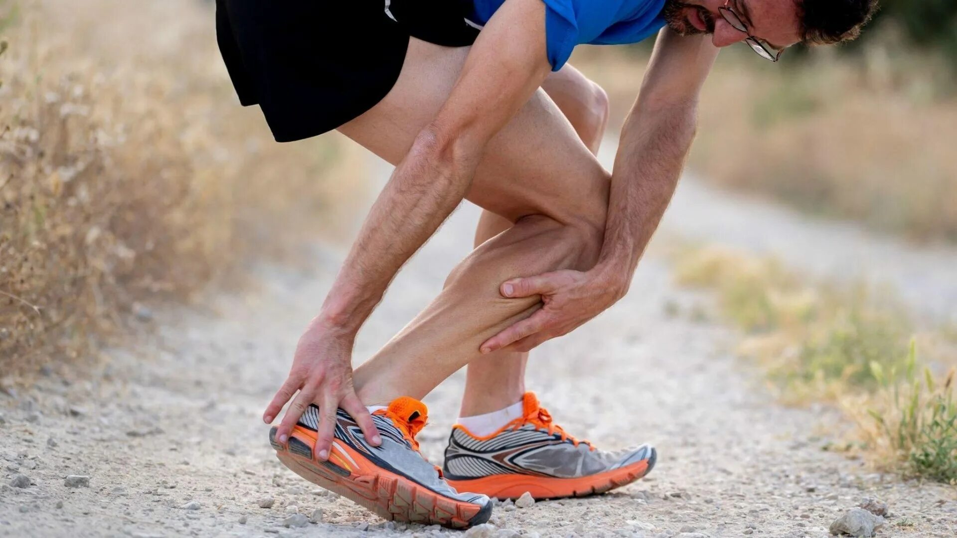 Беговые травмы голени. Стресс переломы у бегунов. Спорт бег. Какую обувь используют спортсмены бегуны.