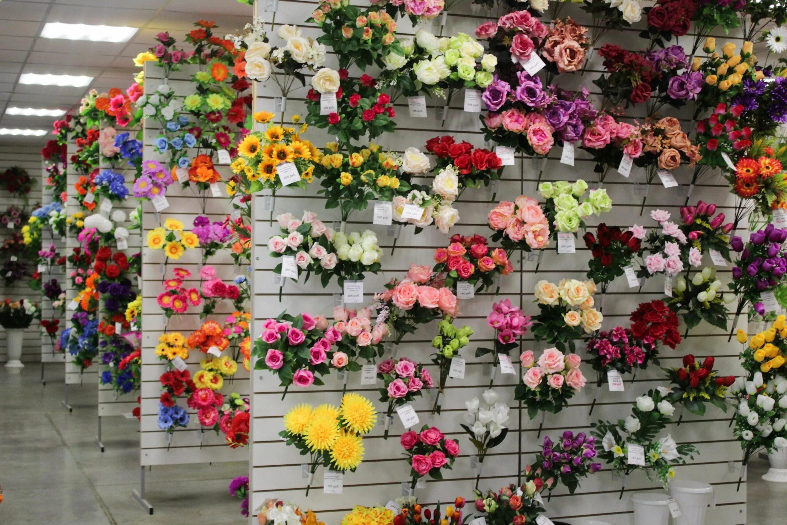 Все цветы по одной цене. Искусственные цветы. База искусственных цветов. Торговля искусственными цветами. Искусственный свет.