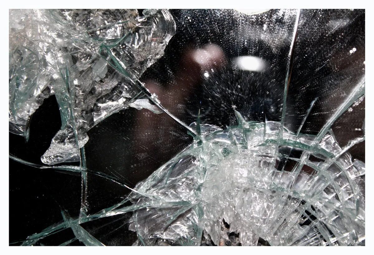 Разбитый вдребезги. Разбитые зеркала. Треснутое стекло. Разбить стекло. Отражение в разбитом стекле.