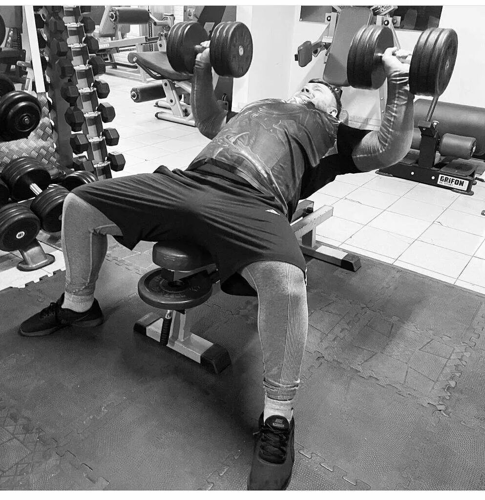 Зал атлет. Зал атлет. Карат тренажерный зал. Тренажерный зал атлет улан удэ. Атлет тренажерный зал махачкала.