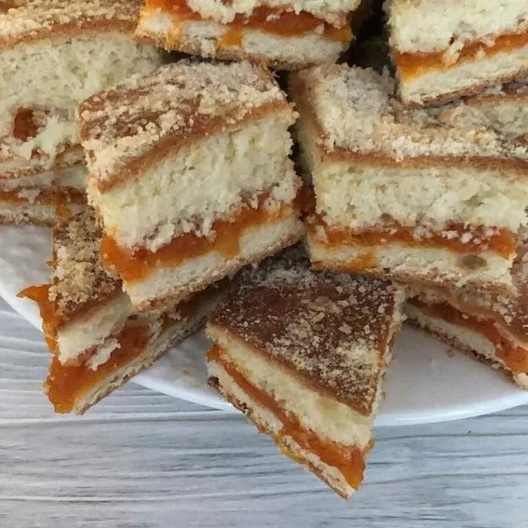 трёхслойный татарский пирог с курагой и черносливом. татарский трехслойный пирог. трехслойный пирог. губадия татарский пирог. татарский пирог с курагой и черносливом и лимоном.