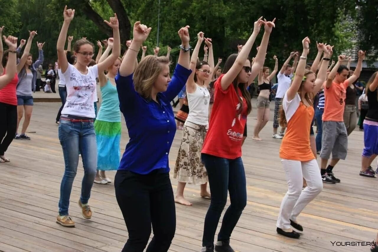 Спортивный вечер развлечений. Танцы молодежь. Танцы в парке. Досуг молодежи. Молодежь в парке.