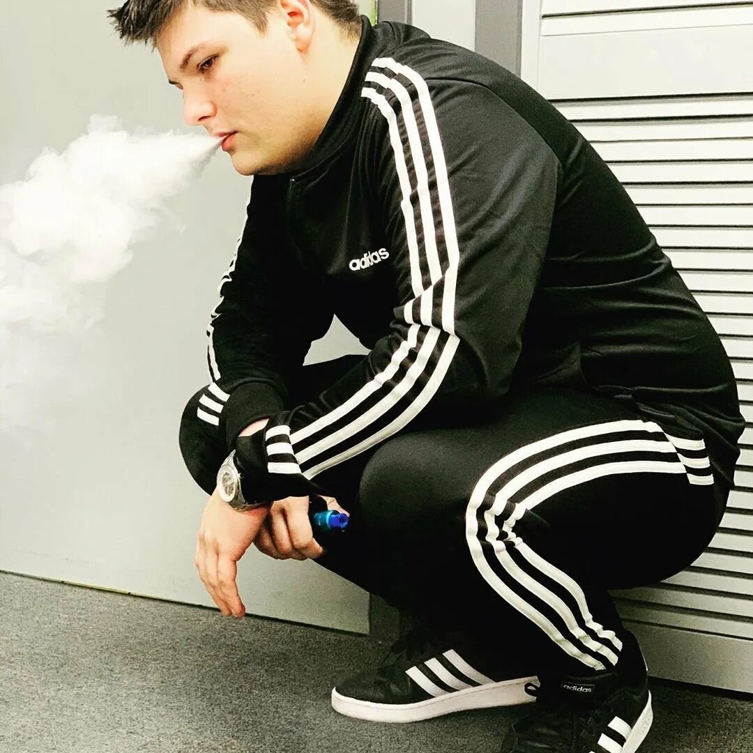 Адидас певец. Adidas Tracksuit Gopnik. Штаны адидас гопник. Adidas Tracksuit Slav. Черный костюм адидас гопник.