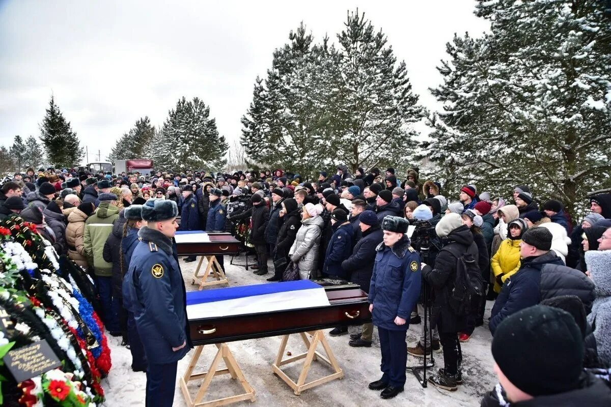 Правда о сво сегодня последние новости. Похороны военнослужащего. Прощание с погибшим солдатом.