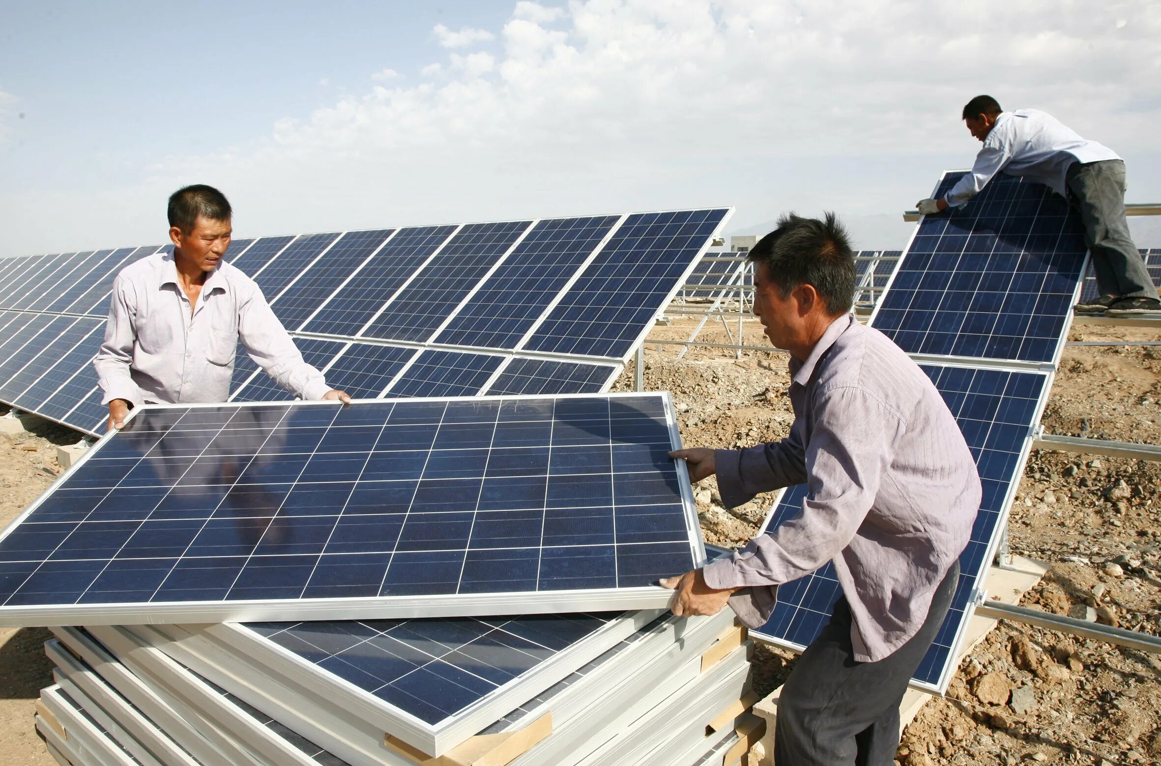 Производство солнечной энергии. Солнечные панели в Китае. Солнечная Энергетика в Китае. Солнечные батареи в Китае. Китайские производители солнечных панелей.