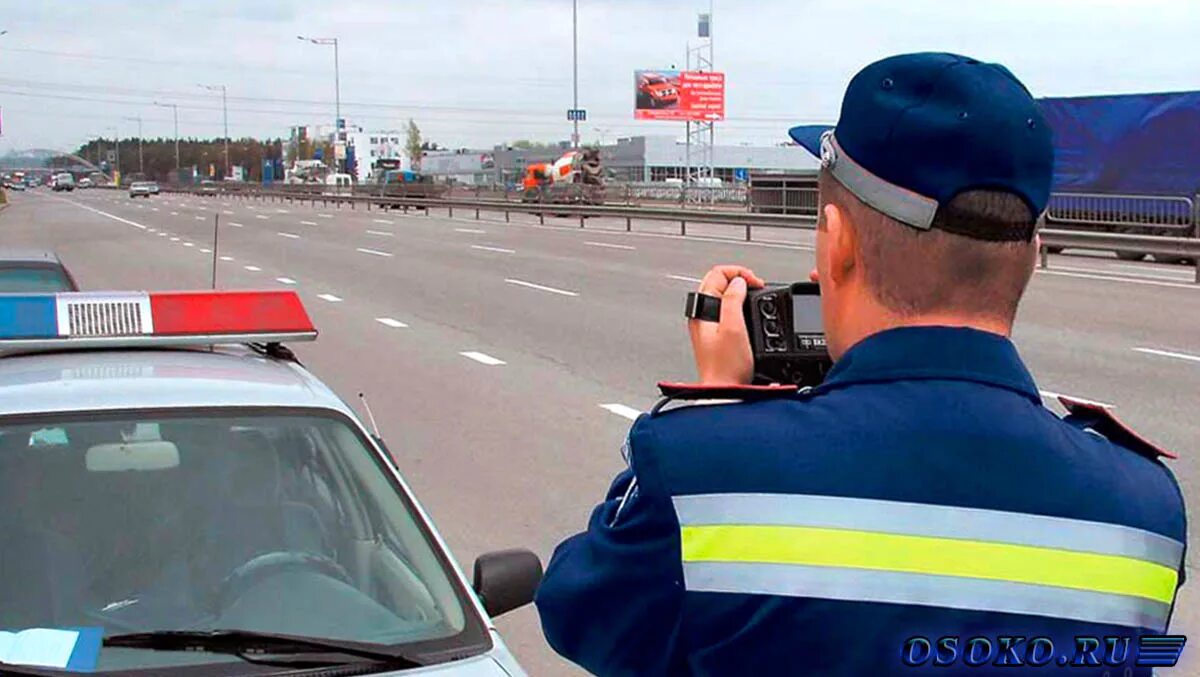 Дпс записывает данные. Гаишник выписывает штраф. Штатный водитель. Сотрудники дпс верхний уфалей. Сотрудник гибдд и водитель.