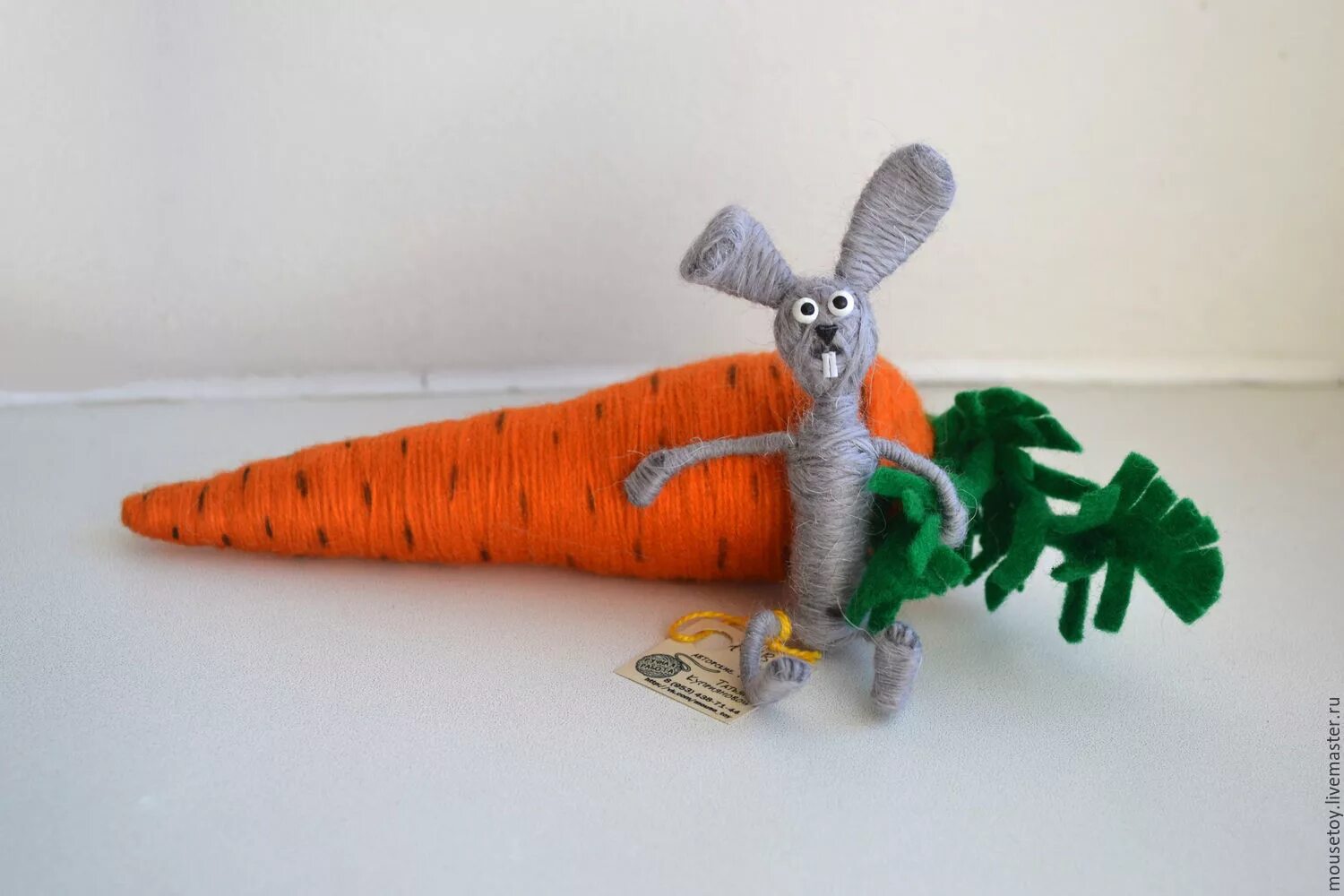 Зайчик морковь. Поделка морковка. Игрушка морковка. Мягкая игрушка морковка. Мягкая игрушка морковка большая.
