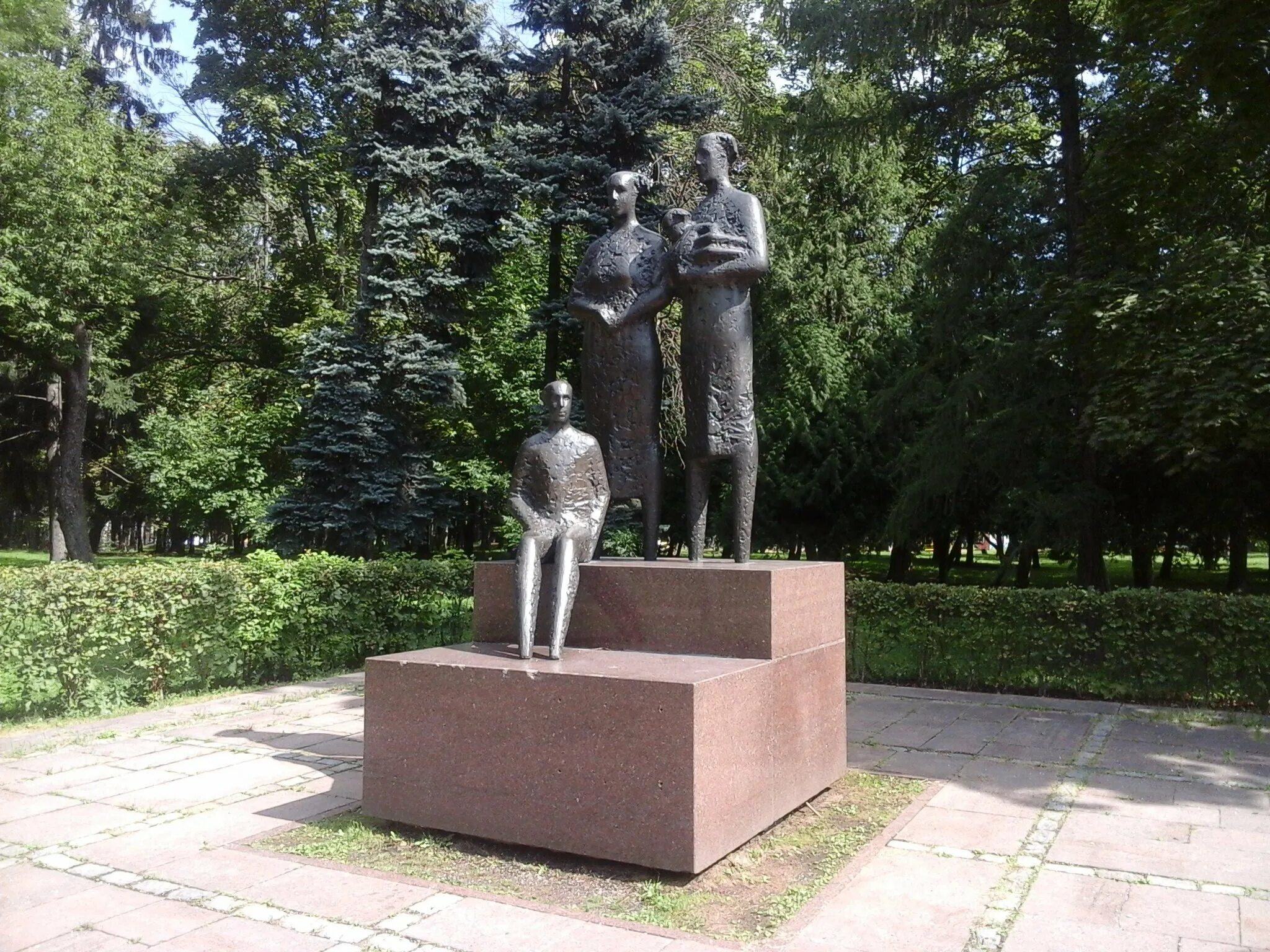 Парк дружбы ховрино. Речной вокзал памятник. Парк дружбы химки. Парк дружбы скульптура дружба континентов. Памятник дружбе народов речной вокзал.