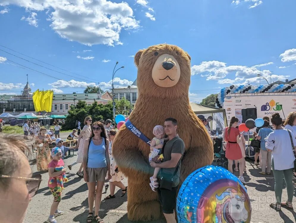 День г вологда. День города Вологда. Медведь на праздник. Медведь Вологда. Медведь на площади революции.