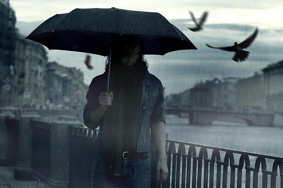 Человек под дождем. Одиночество под дождем. Дождь одиночество. Грустный чел под дождем.