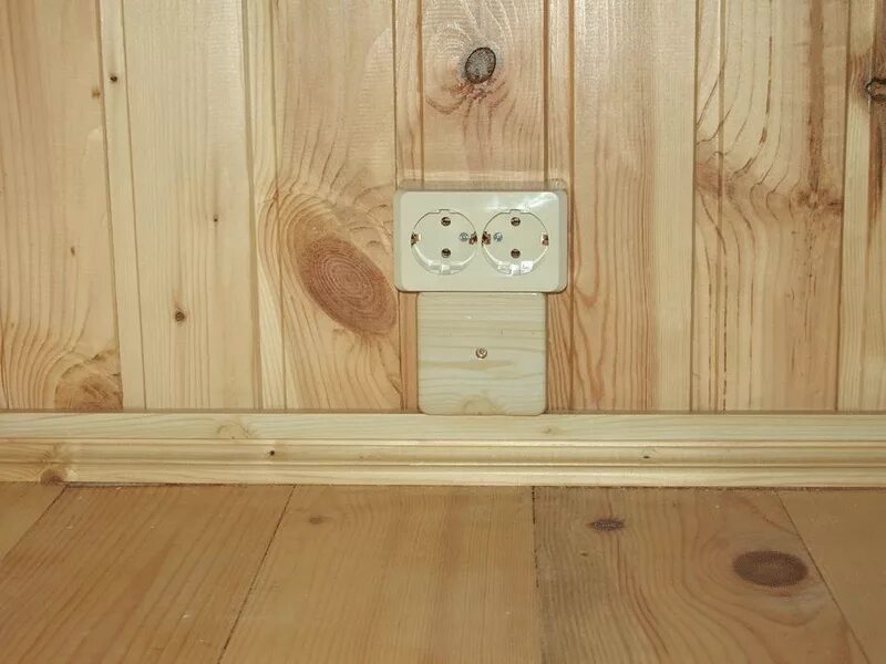 Проводка в кабель канале в деревянном доме. Электропроводка в деревянном доме. Выключатели в деревянном доме. Электрика в доме из бруса. Электрика в деревянном доме.