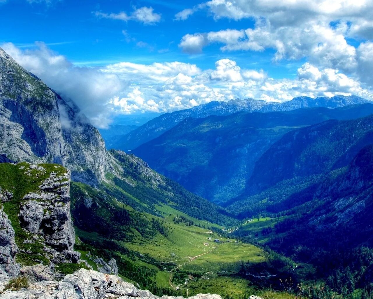 Тирольские альпы италия. Швейцария альпы лес. Швейцария горы альпы. Долина лаутербруннен. Долина в горах.
