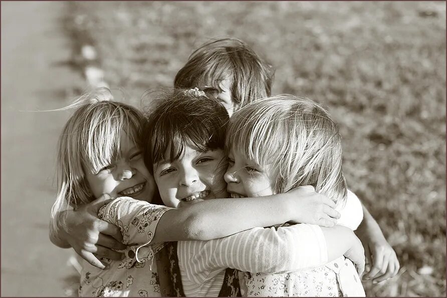 Мальчики дерутся. Враг клипарт. Доброта и любовь. Друзья мальчики. Антонимы картинки.