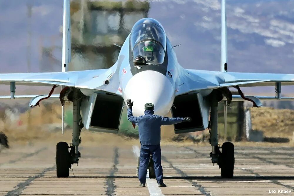 Истребитель оружие. Су-30см. Истребитель Су-30. Су-30см фото. Заруливающий самолет военный.