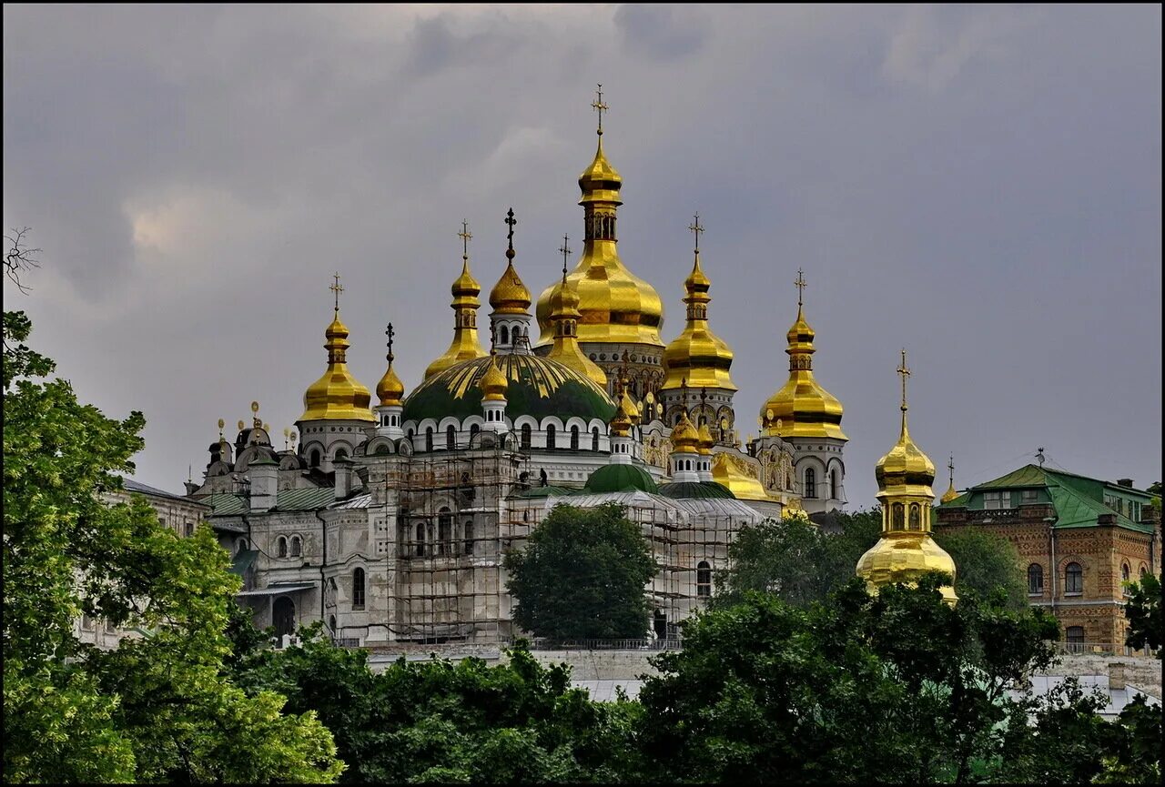 Свято Успенская Киево Печерская Лавра. Киево Печерский монастырь в Киеве. Киево Печерская лав ар в Киеве. Киево-Печерский монастырь 1051.