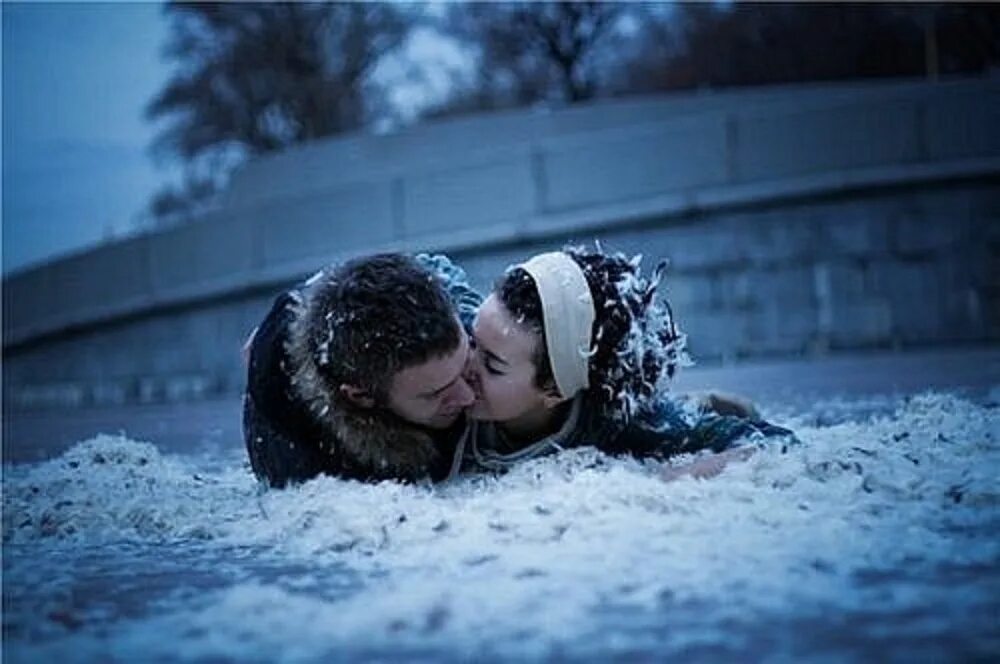 Пара зимой. Парень с девушкой зимой. Влюбленные валяются в снегу. Зимний поцелуй. Парень девушка снег