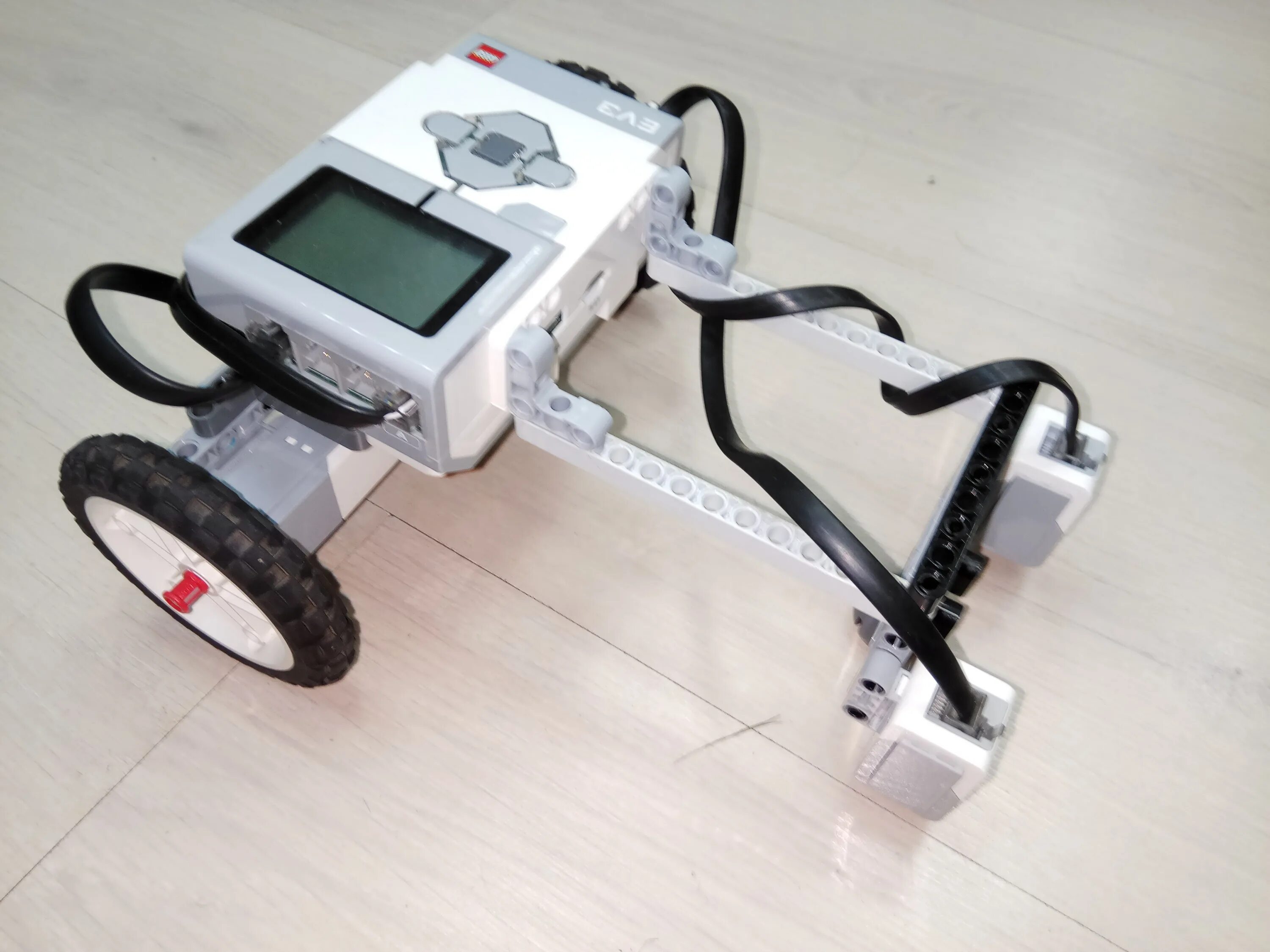Робот с двумя датчиками. Двухмоторная тележка ev3. тележка ev3 на средних моторах. робот на средних моторах ev3.