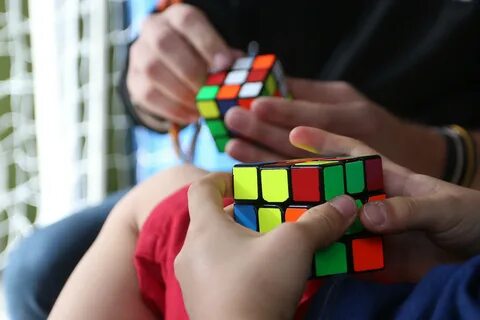 Cubo di Rubik in meno di 5 secondi, è record /Video.