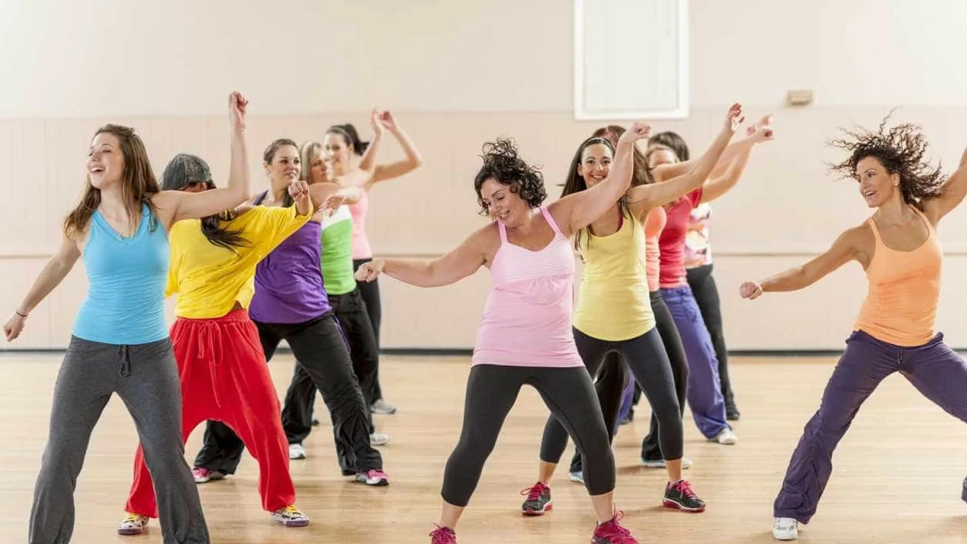 Зумба в домашних условиях видео уроки. Zumba. Фитнес танцы. Танцы аэробика. Танец зумба для пожилых.