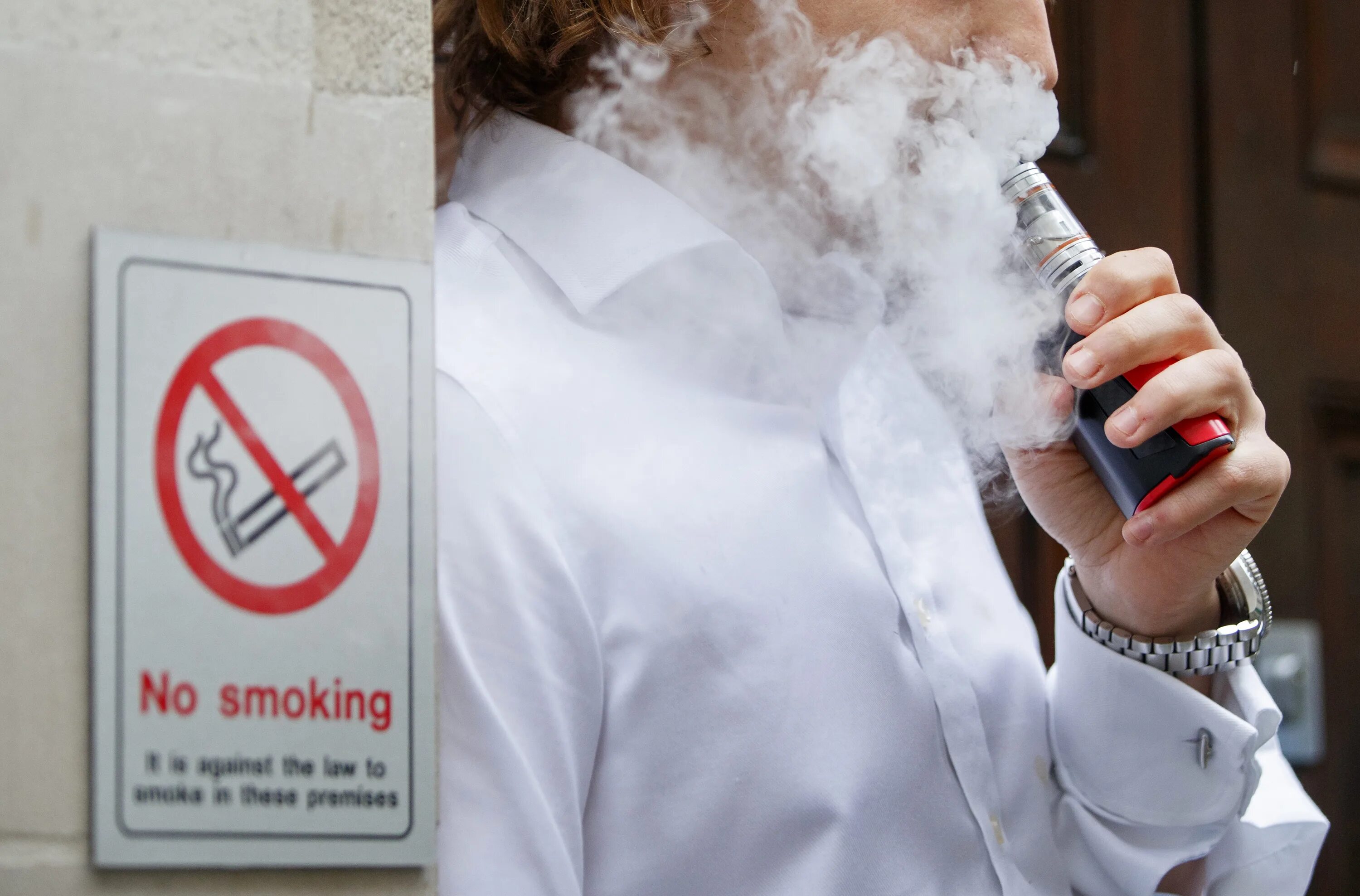 Курение электронных сигарет. Электронные сигареты в общественных местах. Запрещено курить электронные сигареты.