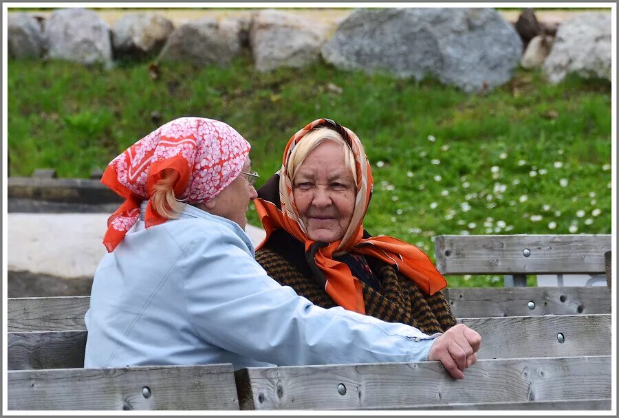 Бабки совсем. Две бабушки на скамейке. Старушки на лавочке. Деревенская бабушка. Бабушки на лавочке в деревне.