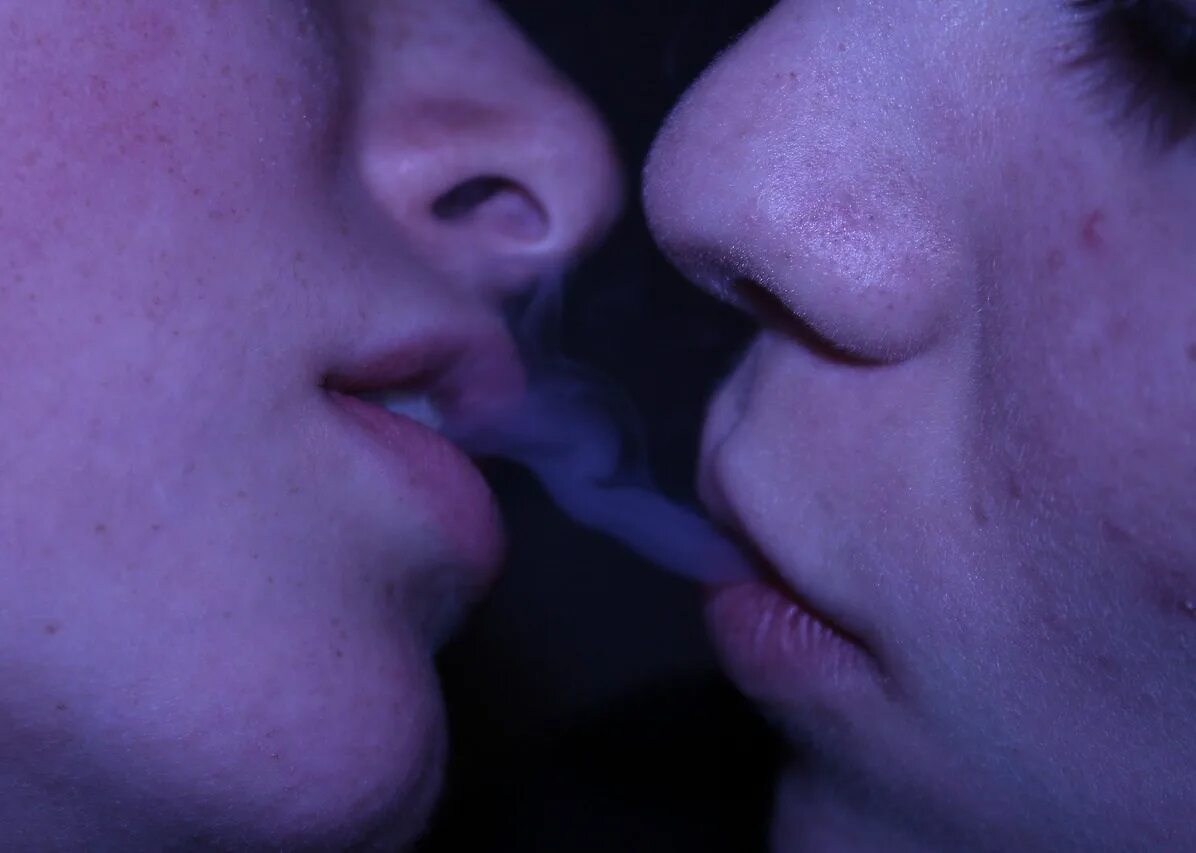 Целуется слюной. Поцелуй с языком Эстетика. Поцелуй с дымом. Эстетика поцелуев.