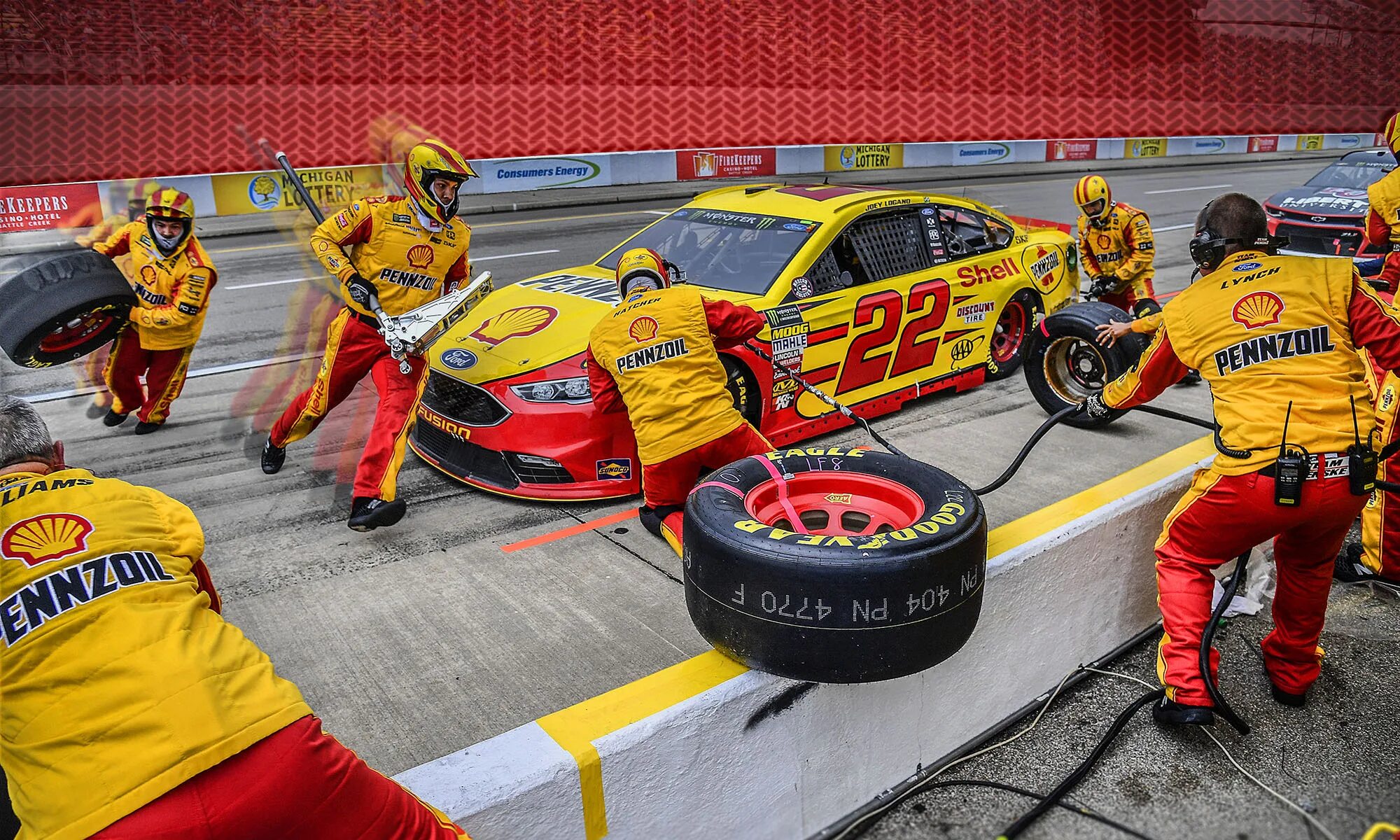 Что такое пит стоп. Pitstop наскар. крю чиф nascar. наскар команды. гонка наскар пит стоп.