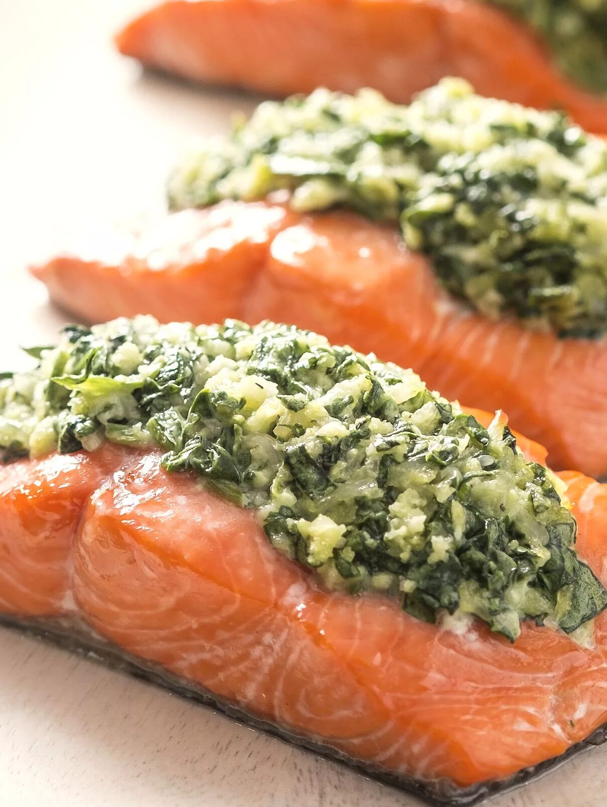 горбуша с шпинатом. лосось с соусом песто. шпинатный рулет с красной рыбой. горбуша со шпинатом. лосось терияки.