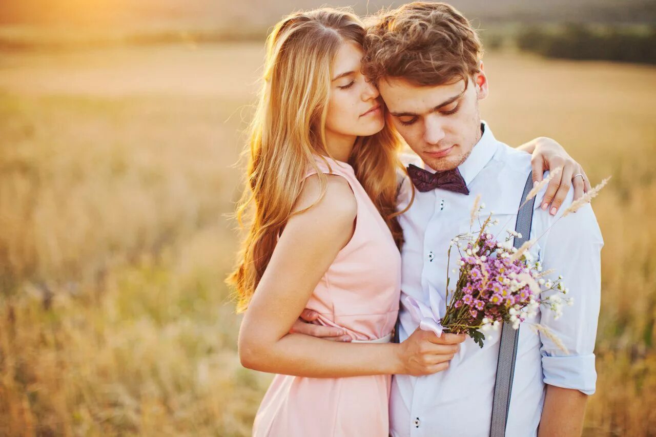 Love story сайт. Фотосессия пары. Love story фотосессия. Романтическая фотосессия на природе. Влюбленная пара.