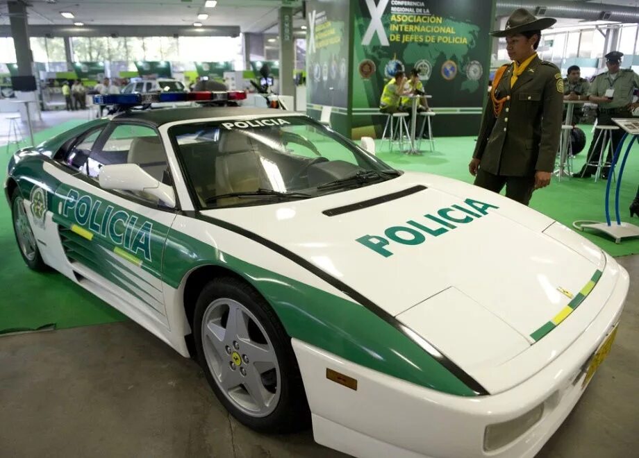Зеленая полицейская машина. Полицейский автомобиль. Зелёные машины полиции.