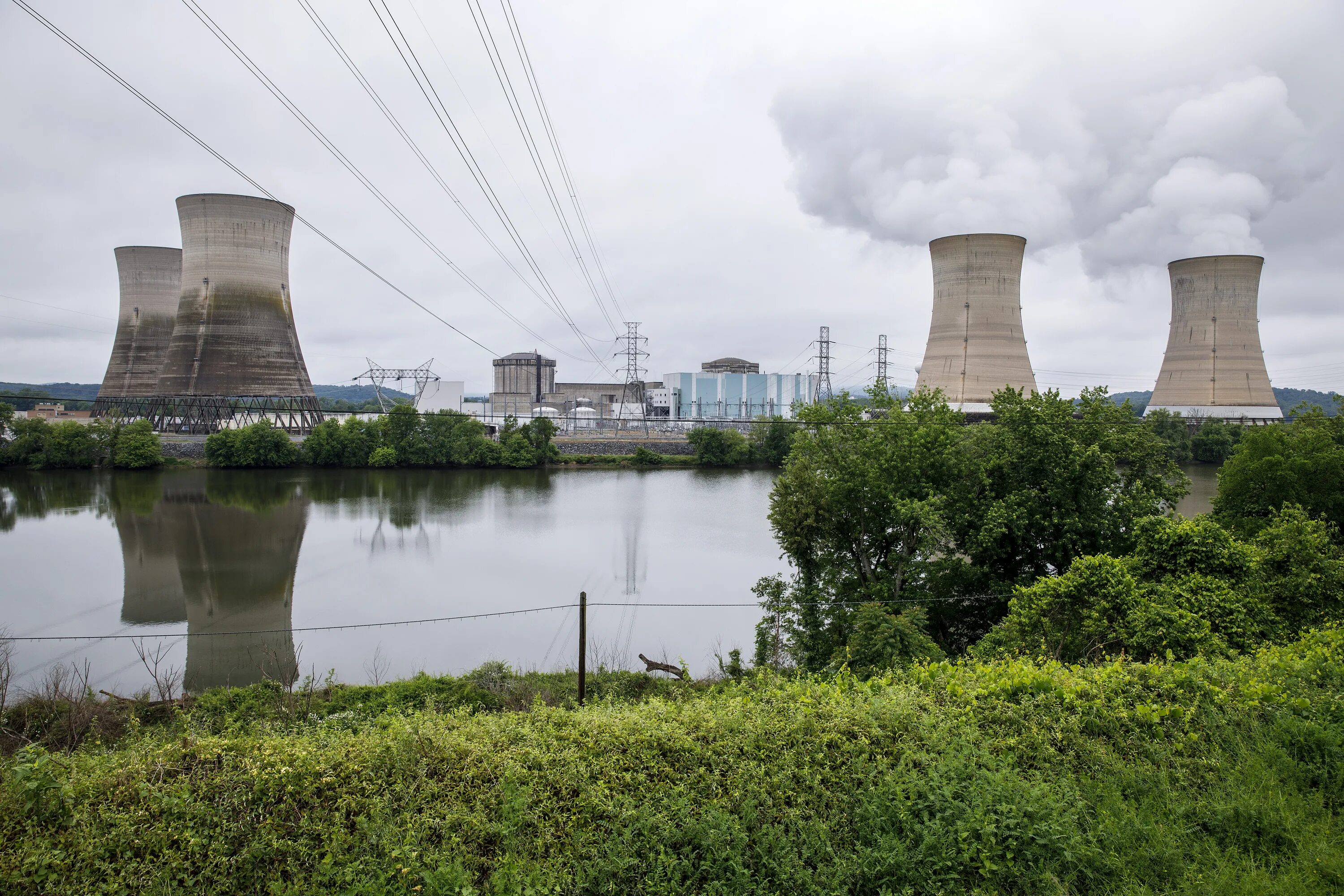 Аэс три майл айленд. Аэс three mile island. three mile island nuclear power plant. харрисбург атомная катастрофа. реактор аэс три майл айленд.