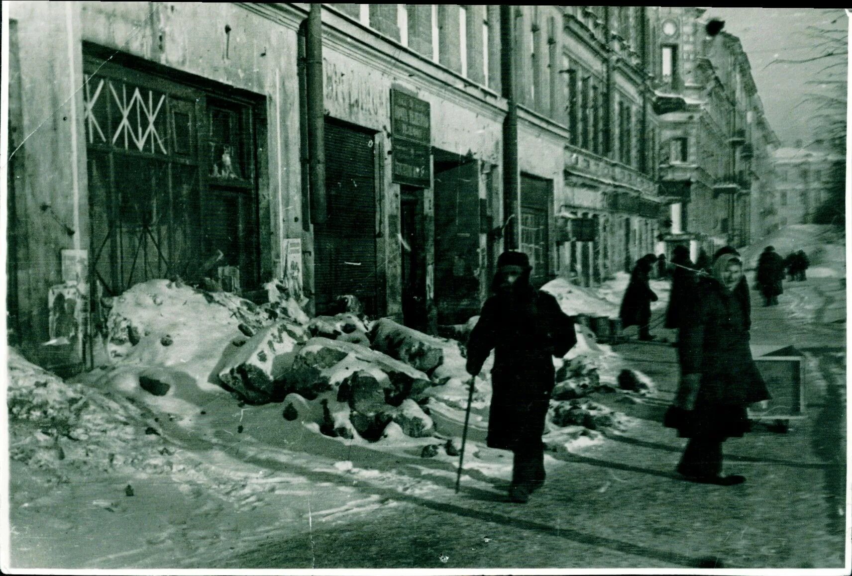 Блокада ленинграда жизнь города. Зима 1941-1942 в блокадном Ленинграде. Блокадный Ленинград зима 1942.