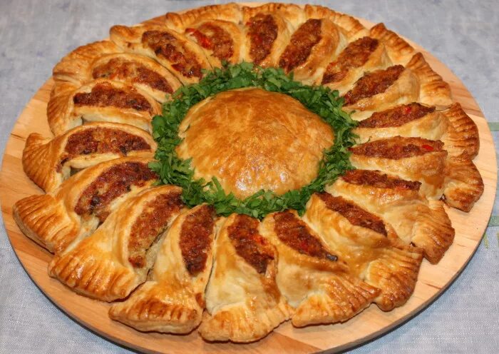 Мясной пирог в духовке из слоеного теста. Пирог с мясом из слоеного теста. пирог из слоеного дрожжевого теста с фаршем. пирог из слоёного теста с фаршем. красивый слоеный пирог с мясом.