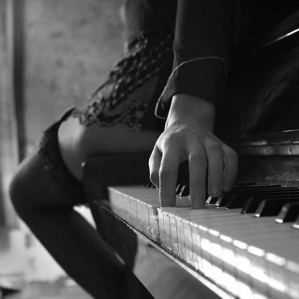 Девушка на рояле. Девушка и пианино. Женские руки на рояле. Фотосессия с пианино.