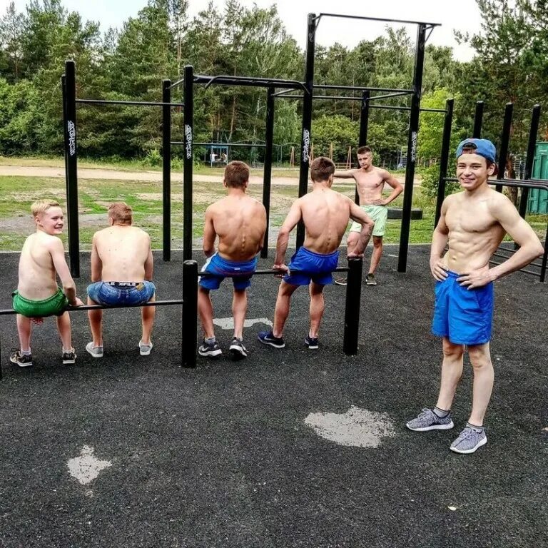 Поколения молодёжи иллюстрация. Спортивное молодое поколение. Молодое подрастающее поколение. Воспитание патриотизма. Счастливые подростки в школе.