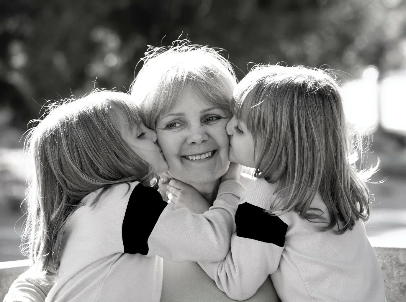 Мамы подборка. Мама обнимает двоих детей. Мама с внуками. Дети обнимают бабушку. Мама картинки.