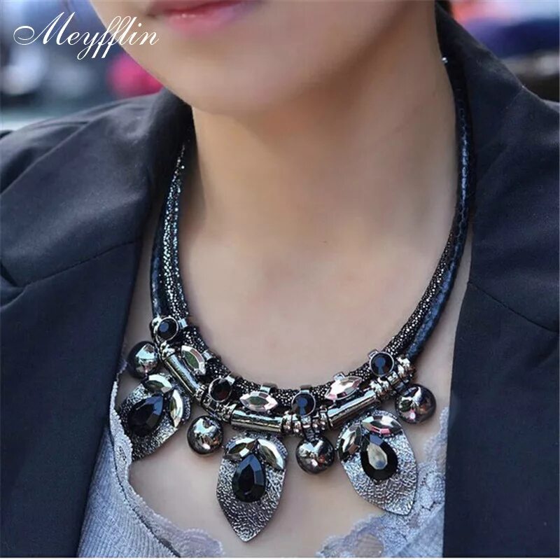 крупные украшения. массивные украшения на шею. стильные украшения. модные колье. колье мода.