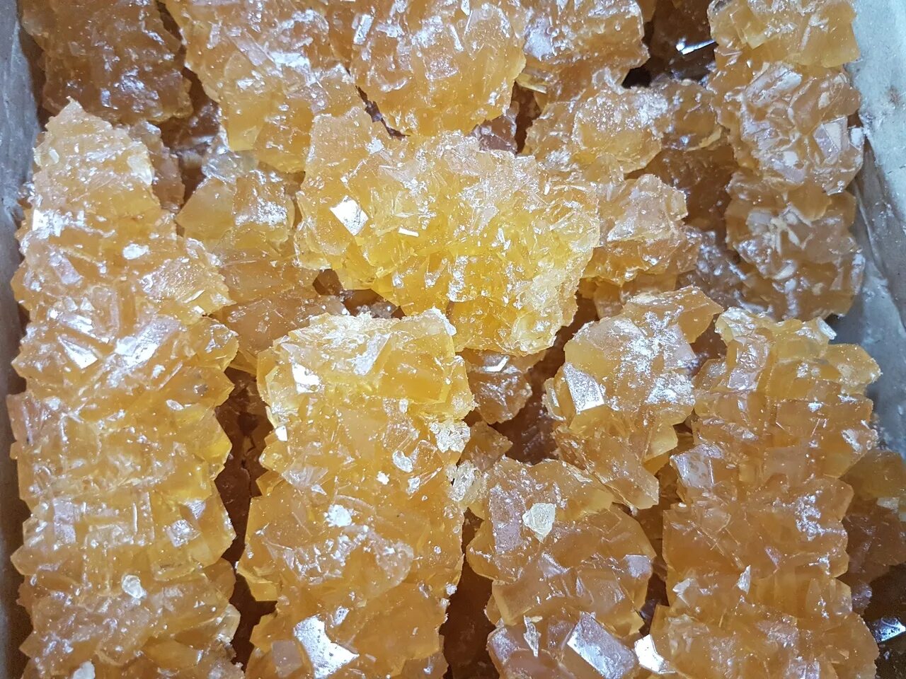 Копченый сахар. Кристаллический сахар нават. Набат виноградный сахар. Узбекский сахар нават. Узбекский кристаллизованный сахар.