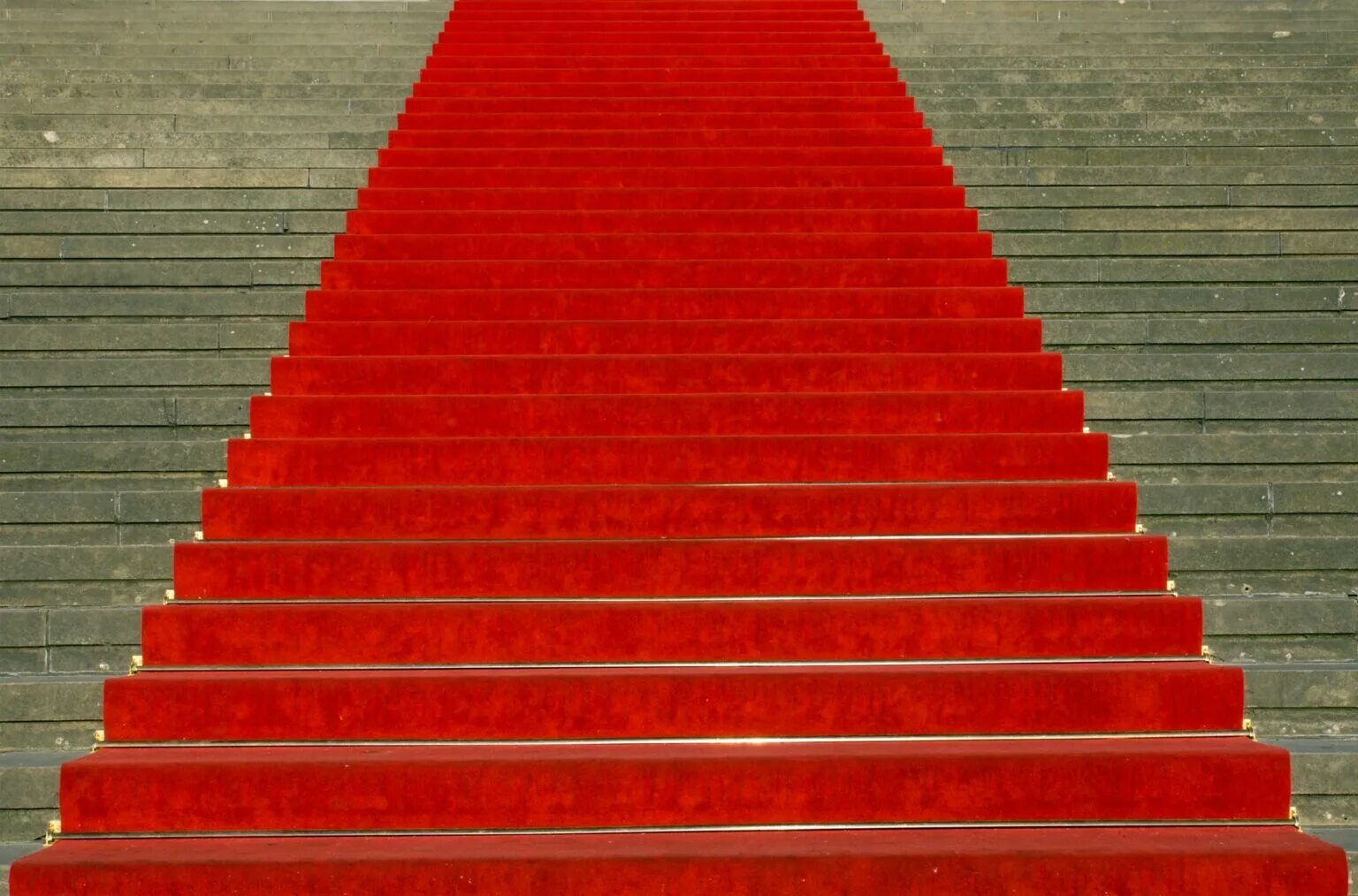 Red step. Ред карпет (Red Carpet),. Красные ступеньки. Лестница с красной дорожкой вверх. Красная дорожка ступени.