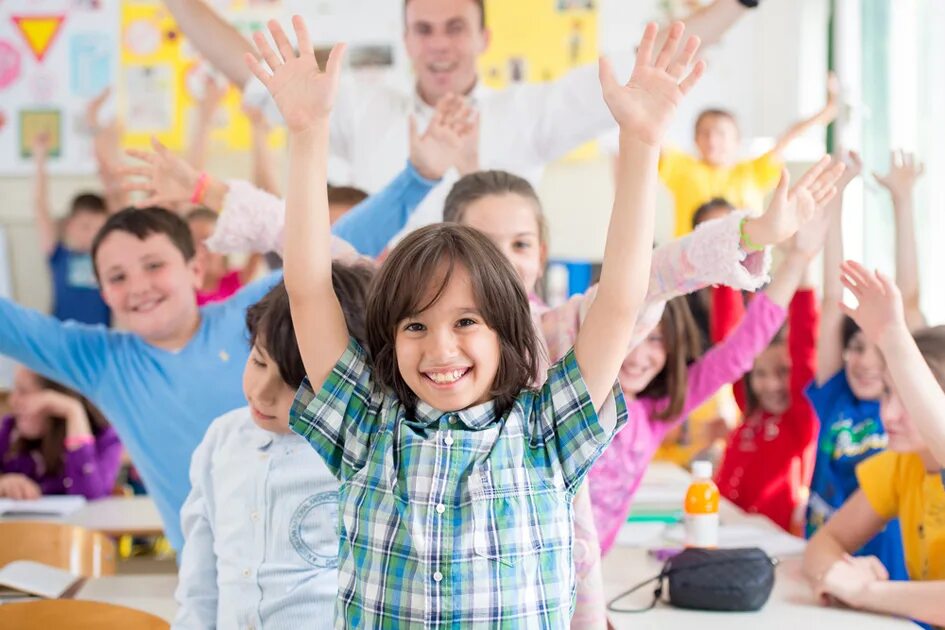 Student children. Радостный ученик. Довольный ребенок. Счастливые дети и педагог. Радостные дети.