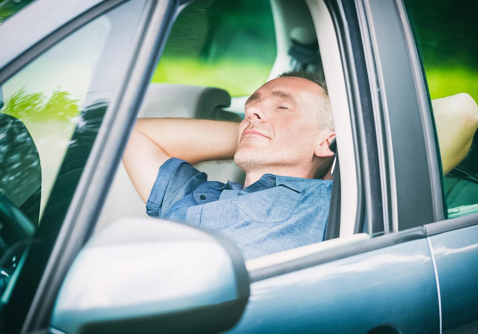 Drive a car sleep. Мужчина в транспорте. Парень передвигает машину.