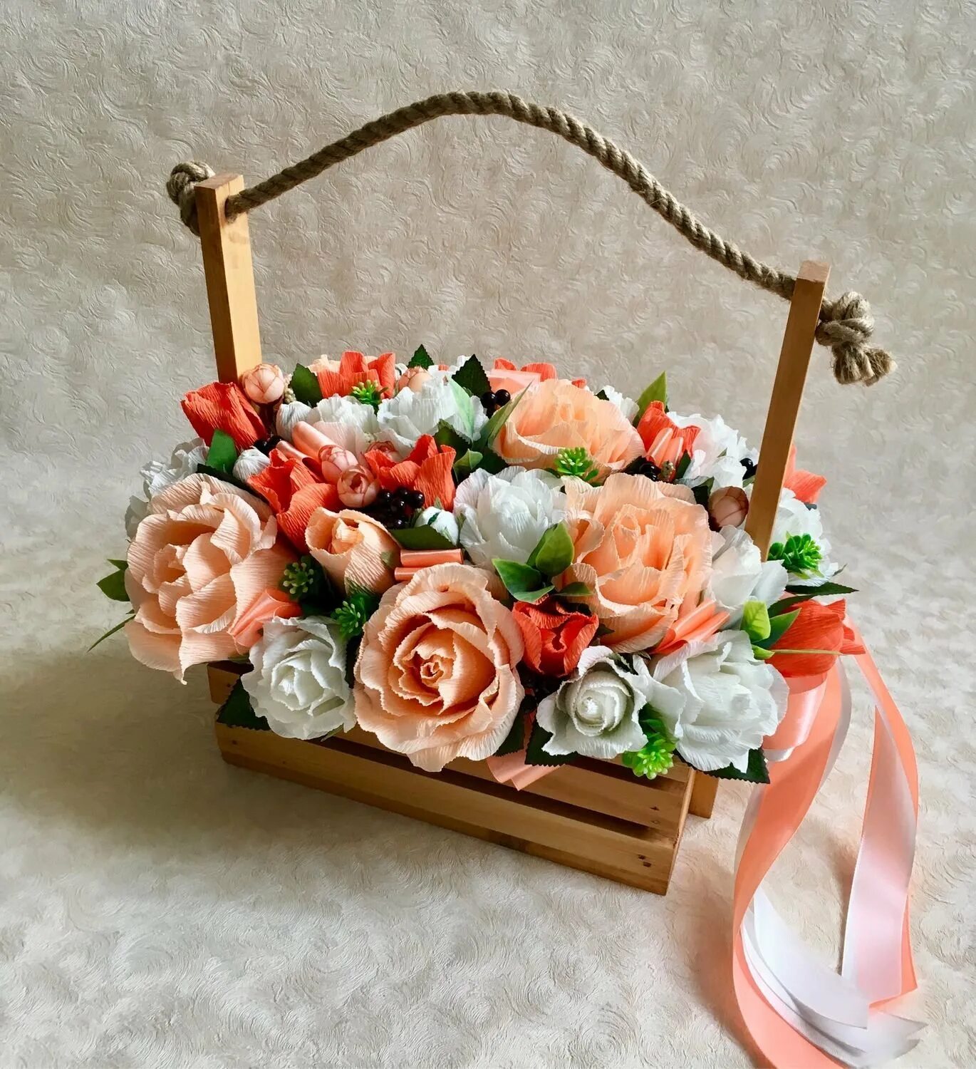 Букеты из конфет в корзинкк. Коробка с цветами и конфетами. Композиция из цветов. Букет в корзинке. Композиция с цветами и конфетами.