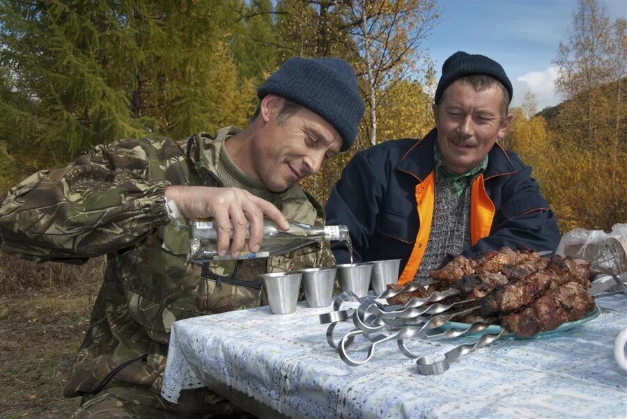 Еда на рыбалке. Застолье на рыбалке. Уха на рыбалке. Обед на рыбалке. Поехали рыбачить