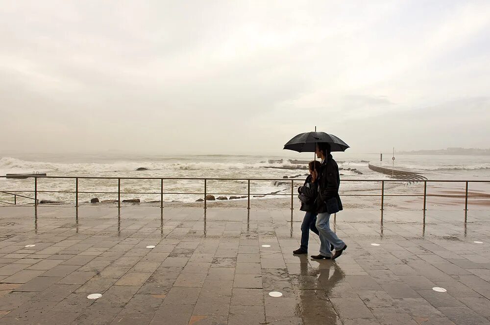 волны от капель дождя. капли на окне. дождливое утро картинки красивые с надписью. август дождь. Chi дождливое утро.