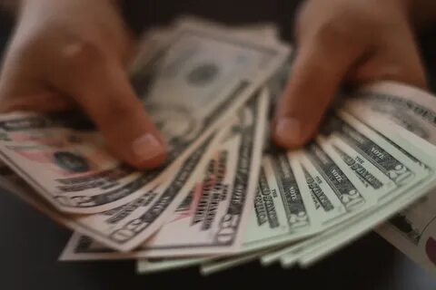 Продавать сейчас валюту
