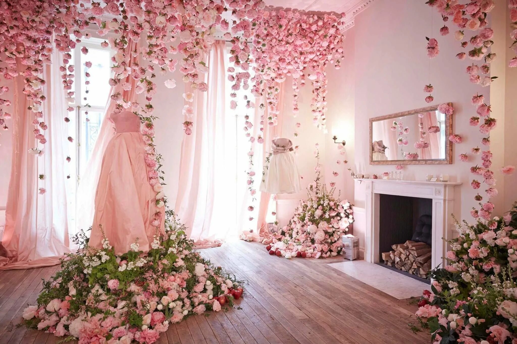 Зал для фотосессии. Комната украшенная цветами. Красивый интерьер с цветами. Свадебное украшение комнаты. Цветочные декорации.