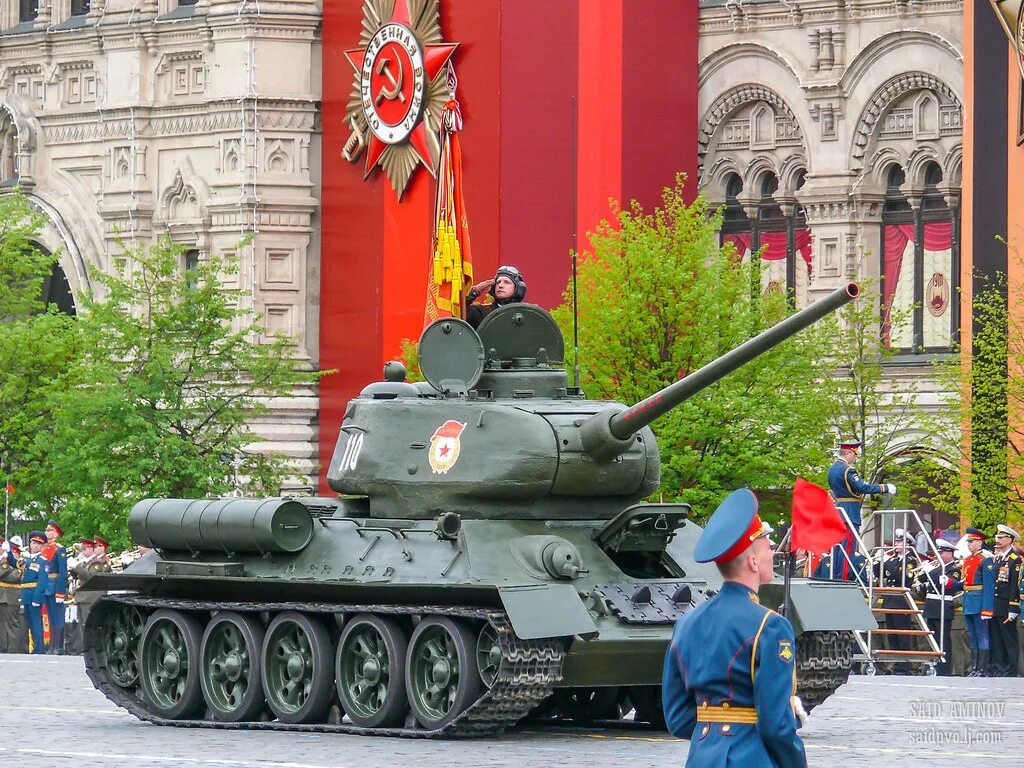 Т 34 победы. Танк т-34 на красной площади. Т 34 на красной площади. Т-34 на параде Победы. Танк т-34 на параде Победы на красной площади.