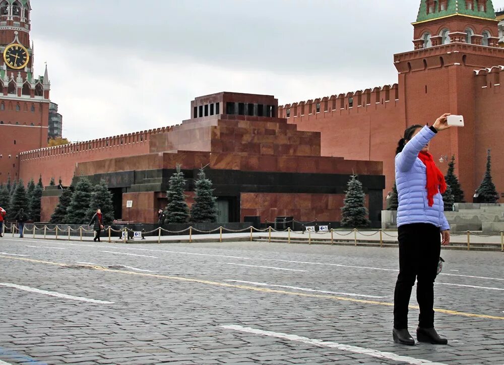 Ленин в Кремле в мавзолее. Мавзолей в.и Ленина на красной площади в Москве. Москва Кремль мавзолей. Мавзолей Ленина внутри на красной площади. Кремлевские ленин