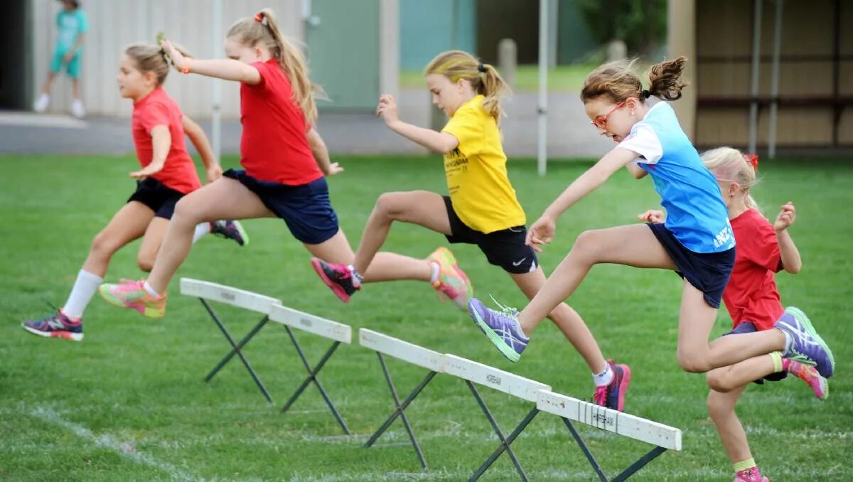 Соревнование на школьном стадионе. Спорт дети. Спортивные занятия для детей. Занятие спортом дети. Школьный спорт.